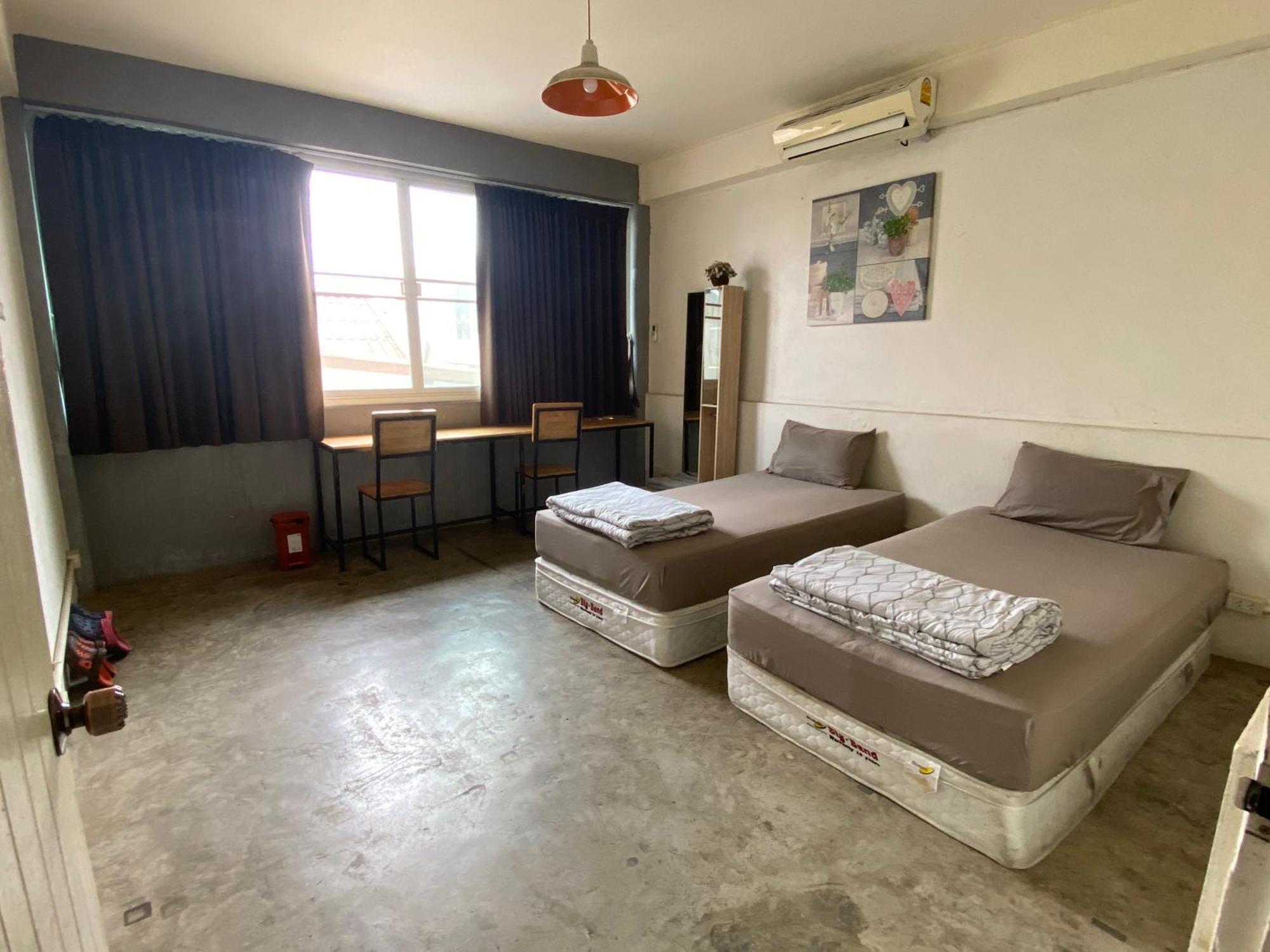 Chambre Lits Jumeaux avec Salle de Bains Commune